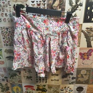 H&M size 6 floral skirt/skort. Zipper on side. Great condition!